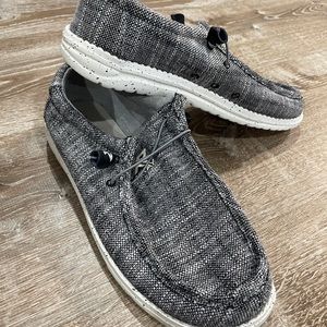 Mens x-ray brand (Hey Dude style) shoes size 8.5, black and white